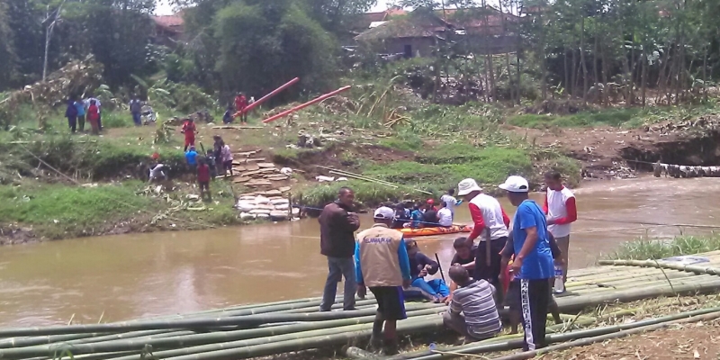Banjir Bandang Garut Hancurkan Jembatan Penghubung