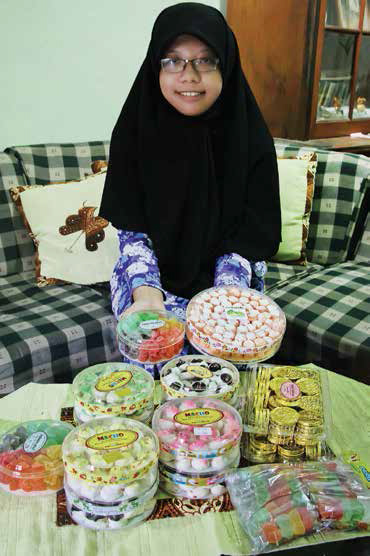 Putri pertama Yuliani (Nurul Fajri) menunjukkan beberapa produk usaha ibunya.