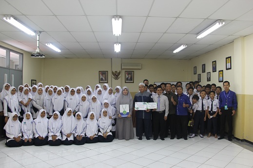 Perwakilan guru dan siswa SMP Al-Falah bersama Tim YDSF