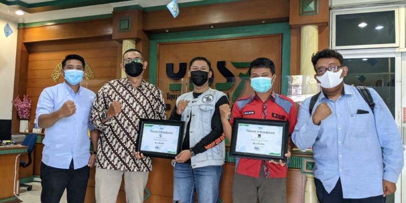 Penyerahan Piagam Penghargaan Kepada Komunitas FKBS dan ASRI Surabaya