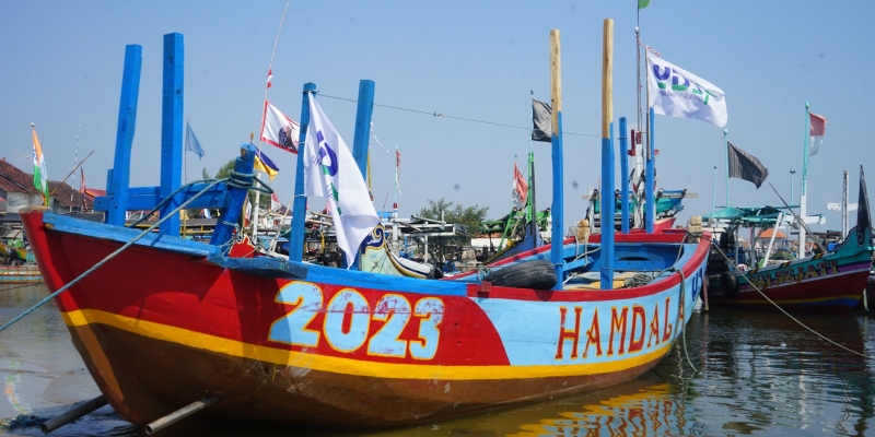 Larung Perahu Wakaf YDSF di Labuhan, Bebaskan Jerat Riba Nelayan
